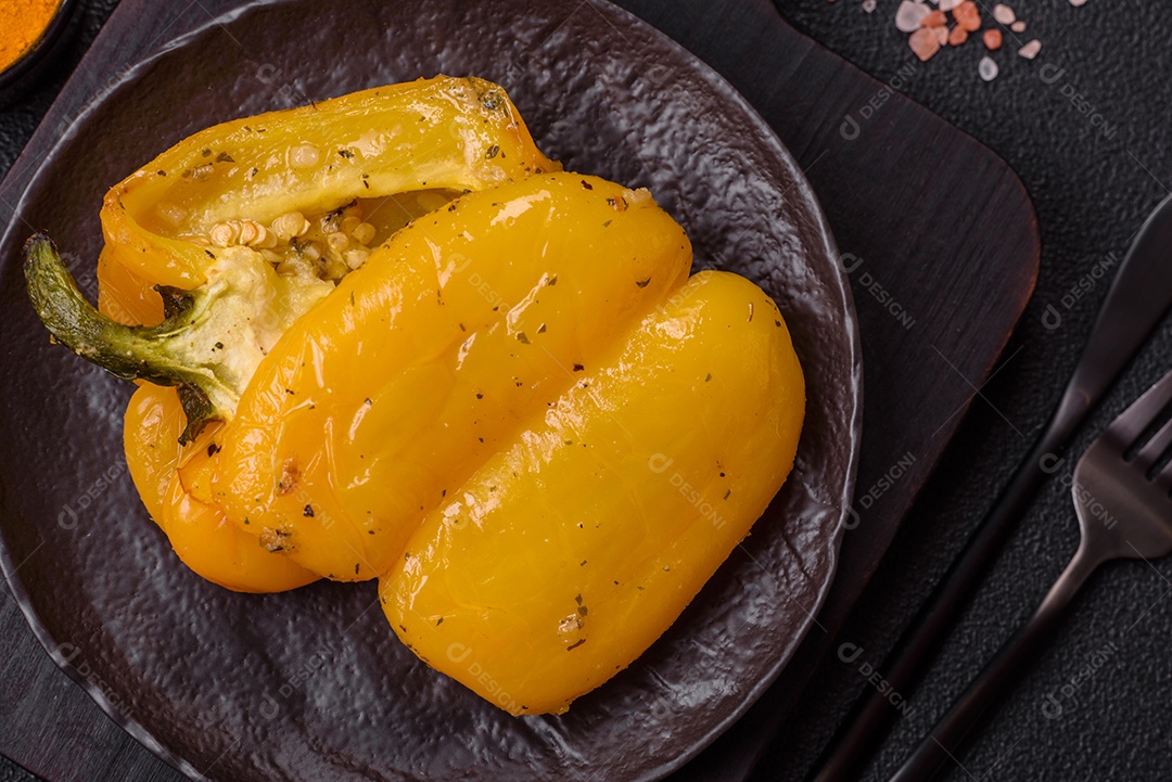 A imagem mostra pimentões amarelos, que são uma variedade do fruto da planta Capsicum annuum