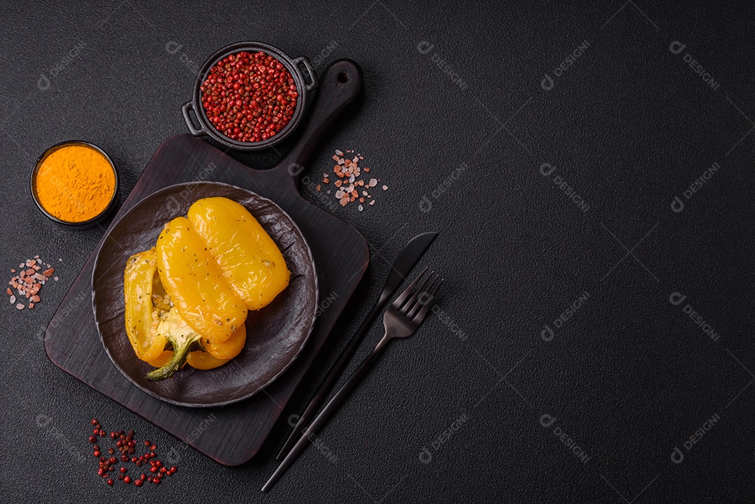 A imagem mostra pimentões amarelos, que são uma variedade do fruto da planta Capsicum annuum