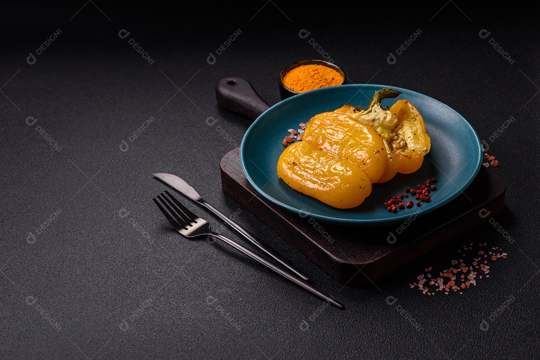 A imagem mostra pimentões amarelos, que são uma variedade do fruto da planta Capsicum annuum