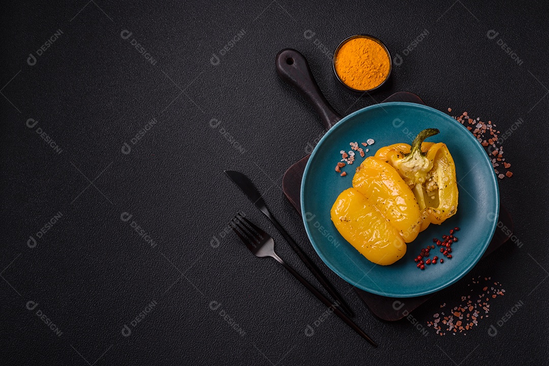 A imagem mostra pimentões amarelos, que são uma variedade do fruto da planta Capsicum annuum