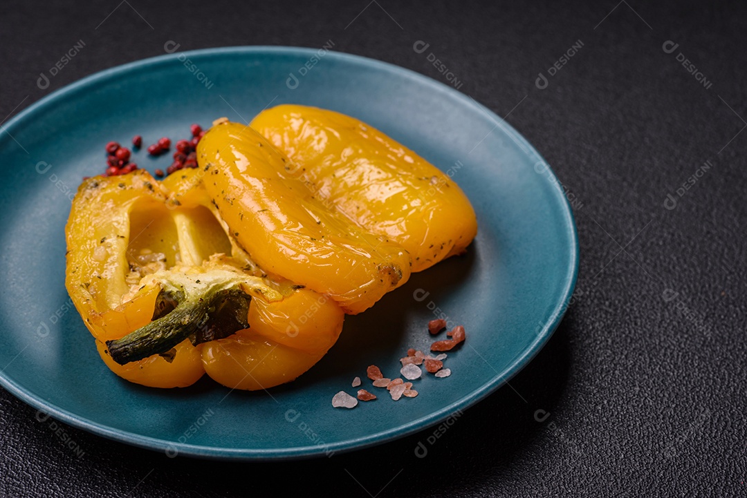 A imagem mostra pimentões amarelos, que são uma variedade do fruto da planta Capsicum annuum