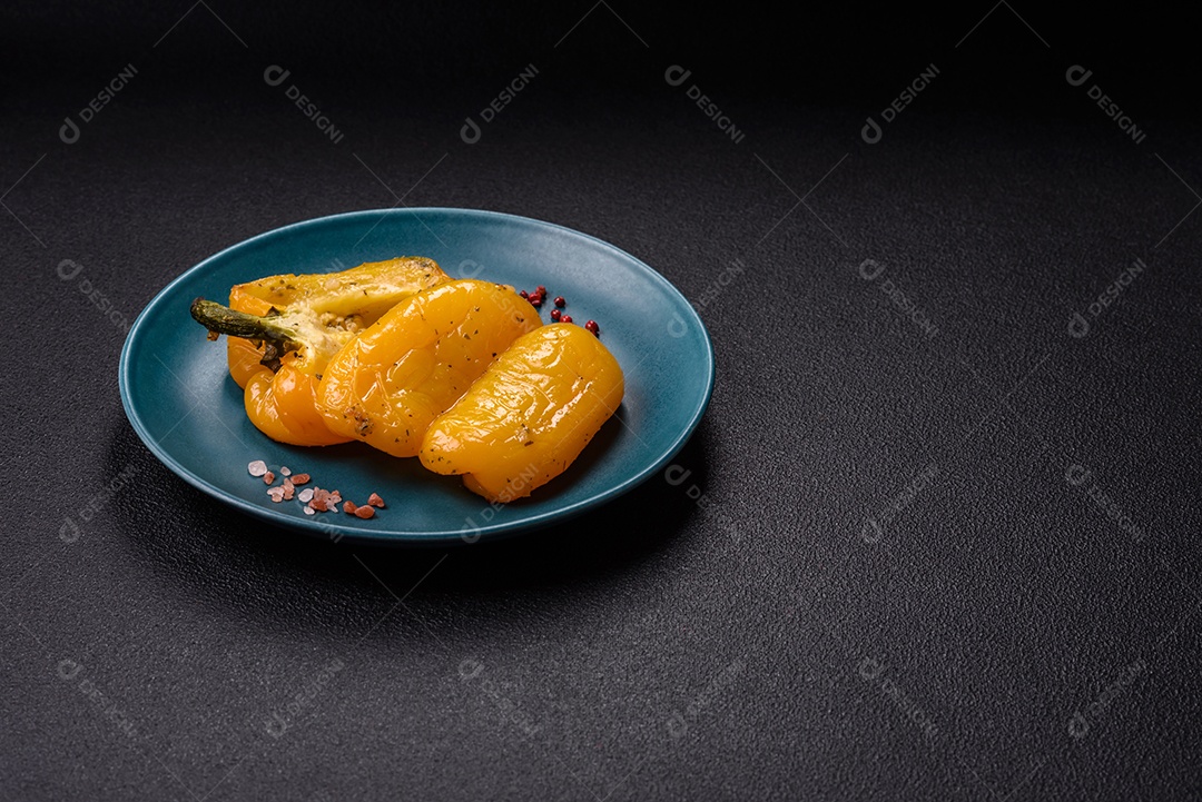 A imagem mostra pimentões amarelos, que são uma variedade do fruto da planta Capsicum annuum