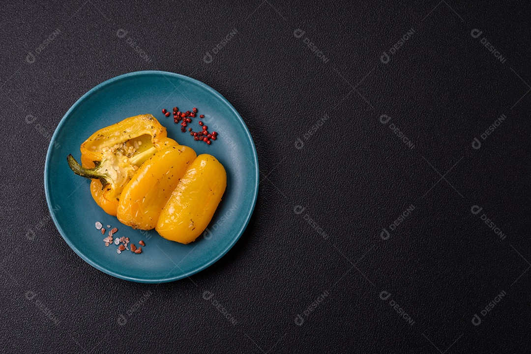 A imagem mostra pimentões amarelos, que são uma variedade do fruto da planta Capsicum annuum