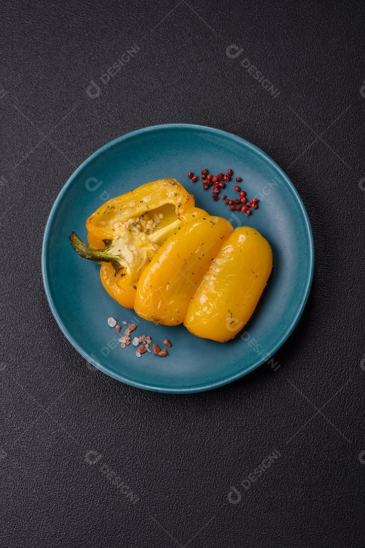 A imagem mostra pimentões amarelos, que são uma variedade do fruto da planta Capsicum annuum