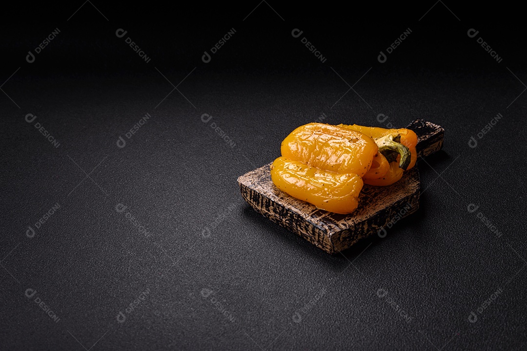 A imagem mostra pimentões amarelos, que são uma variedade do fruto da planta Capsicum annuum