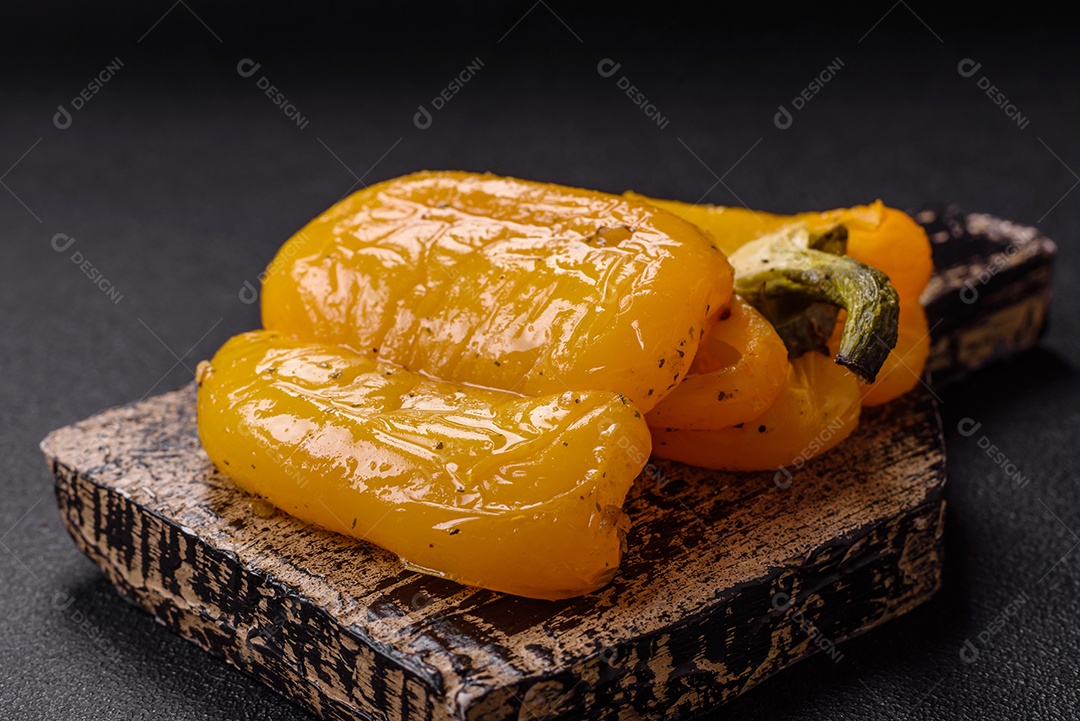 A imagem mostra pimentões amarelos, que são uma variedade do fruto da planta Capsicum annuum