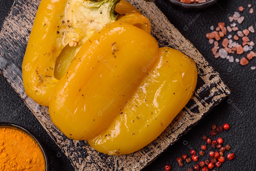 A imagem mostra pimentões amarelos, que são uma variedade do fruto da planta Capsicum annuum