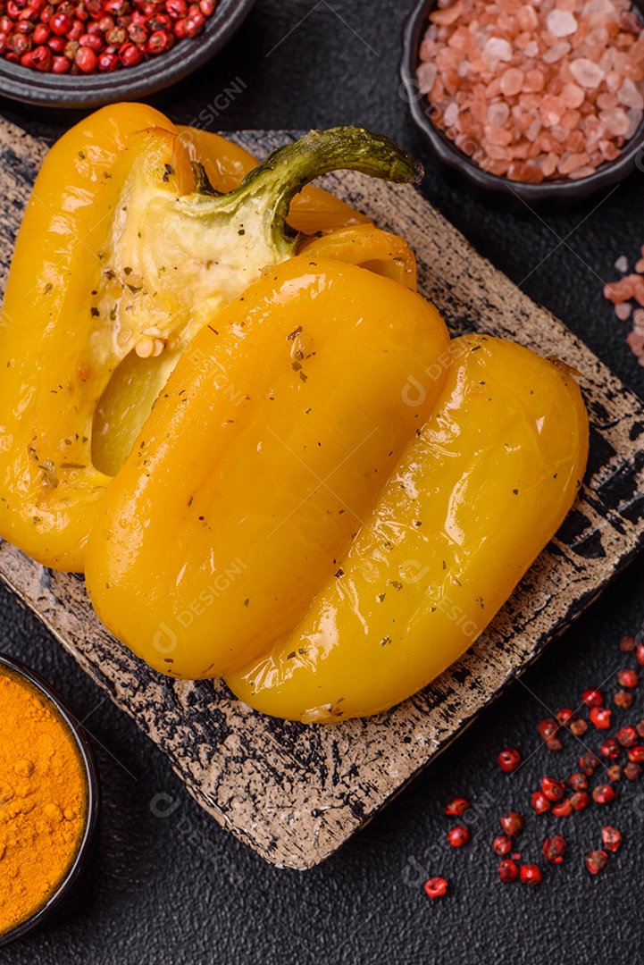 A imagem mostra pimentões amarelos, que são uma variedade do fruto da planta Capsicum annuum