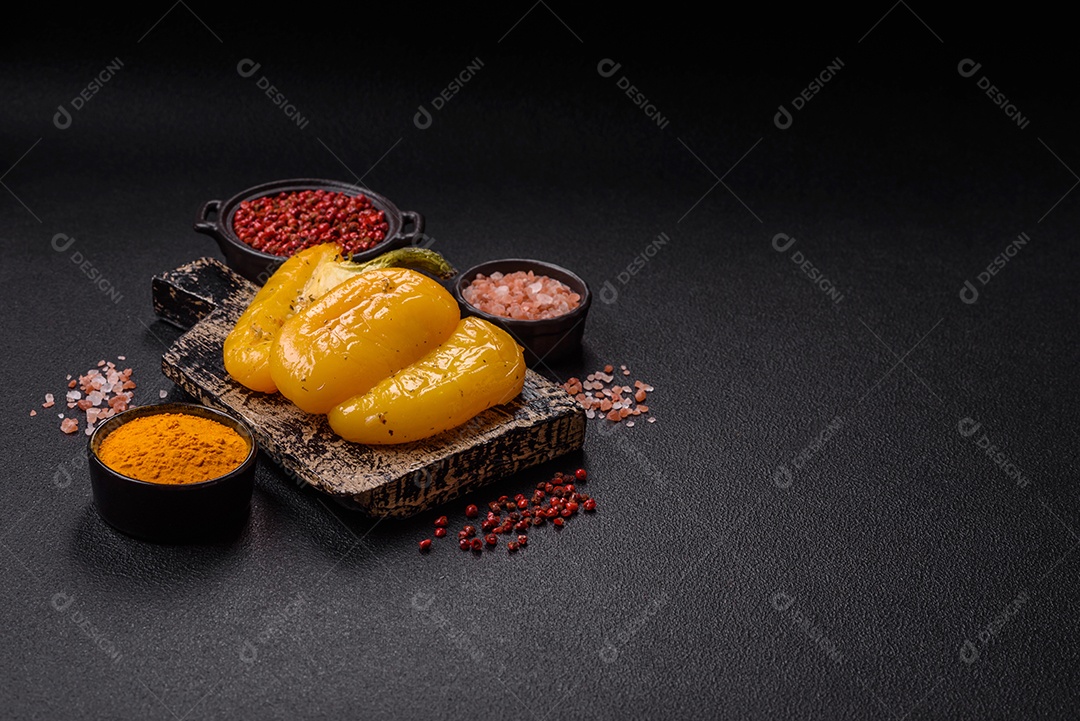 A imagem mostra pimentões amarelos, que são uma variedade do fruto da planta Capsicum annuum