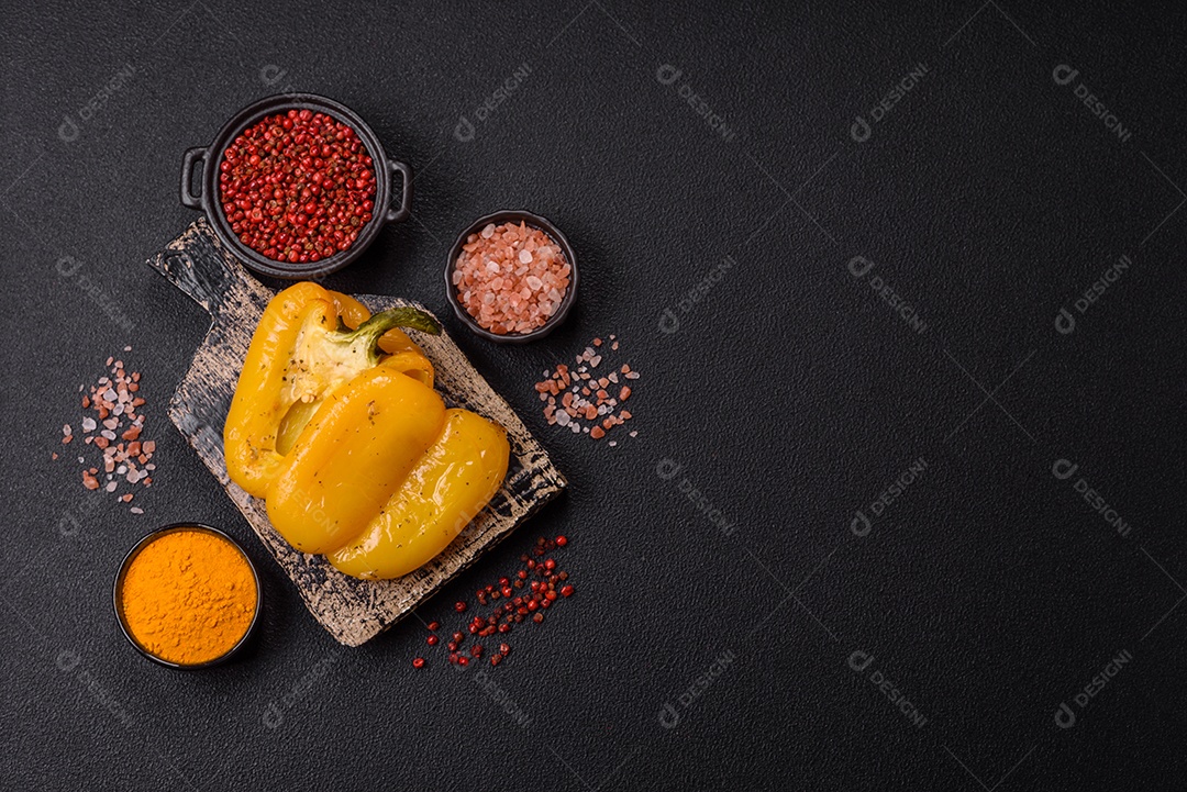 A imagem mostra pimentões amarelos, que são uma variedade do fruto da planta Capsicum annuum