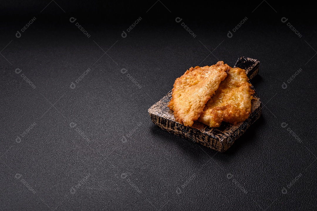A imagem mostra dois pedaços de carne frita ou grelhada, que se assemelham a chuletas bovinas.