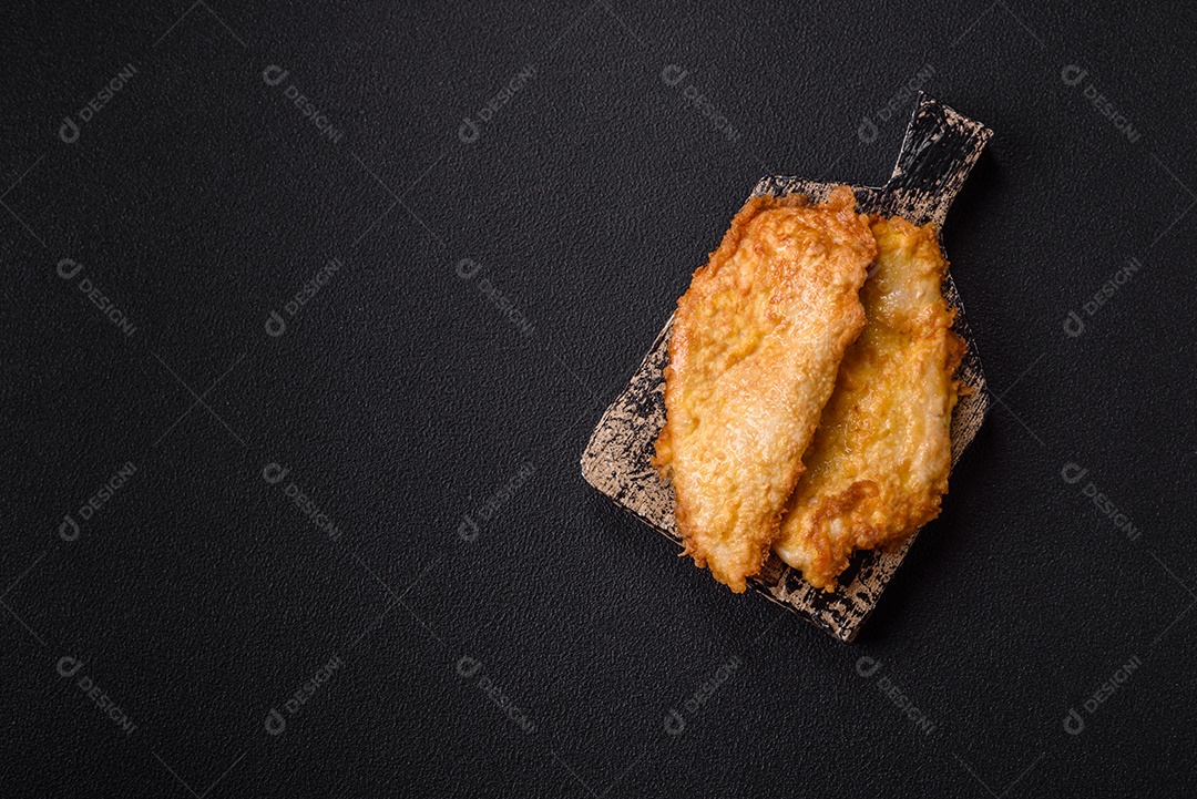 A imagem mostra dois pedaços de carne frita ou grelhada, que se assemelham a chuletas bovinas.