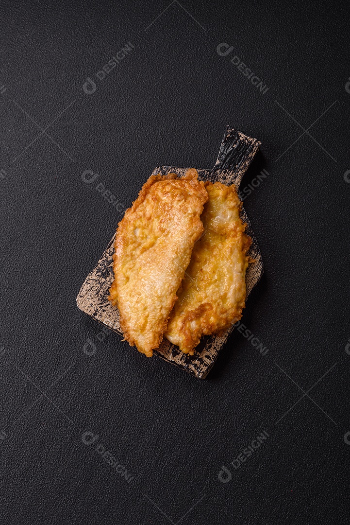 A imagem mostra dois pedaços de carne frita ou grelhada, que se assemelham a chuletas bovinas.