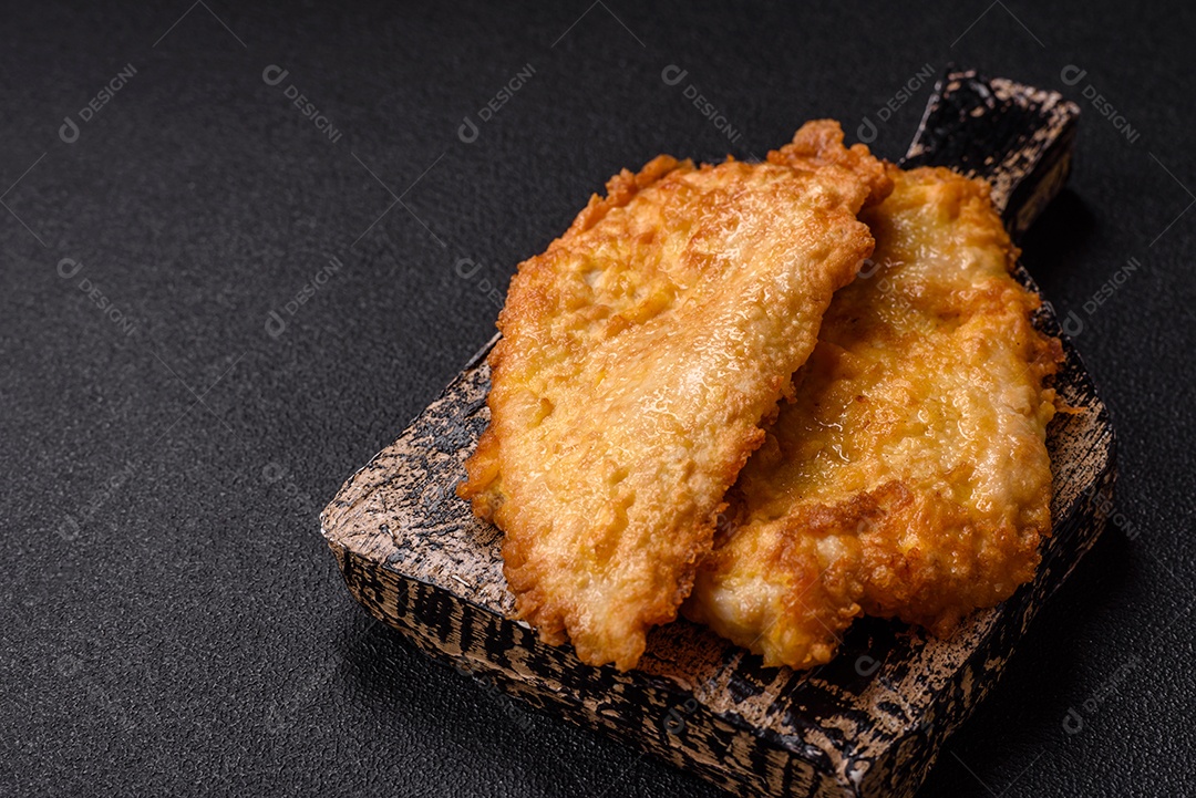 A imagem mostra dois pedaços de carne frita ou grelhada, que se assemelham a chuletas bovinas.