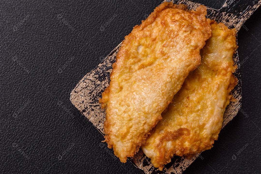 A imagem mostra dois pedaços de carne frita ou grelhada, que se assemelham a chuletas bovinas.
