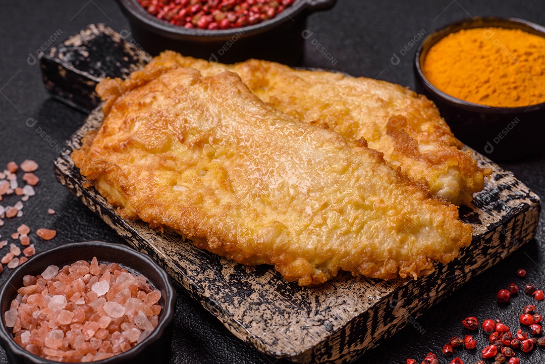 A imagem mostra dois pedaços de carne frita ou grelhada, que se assemelham a chuletas bovinas.