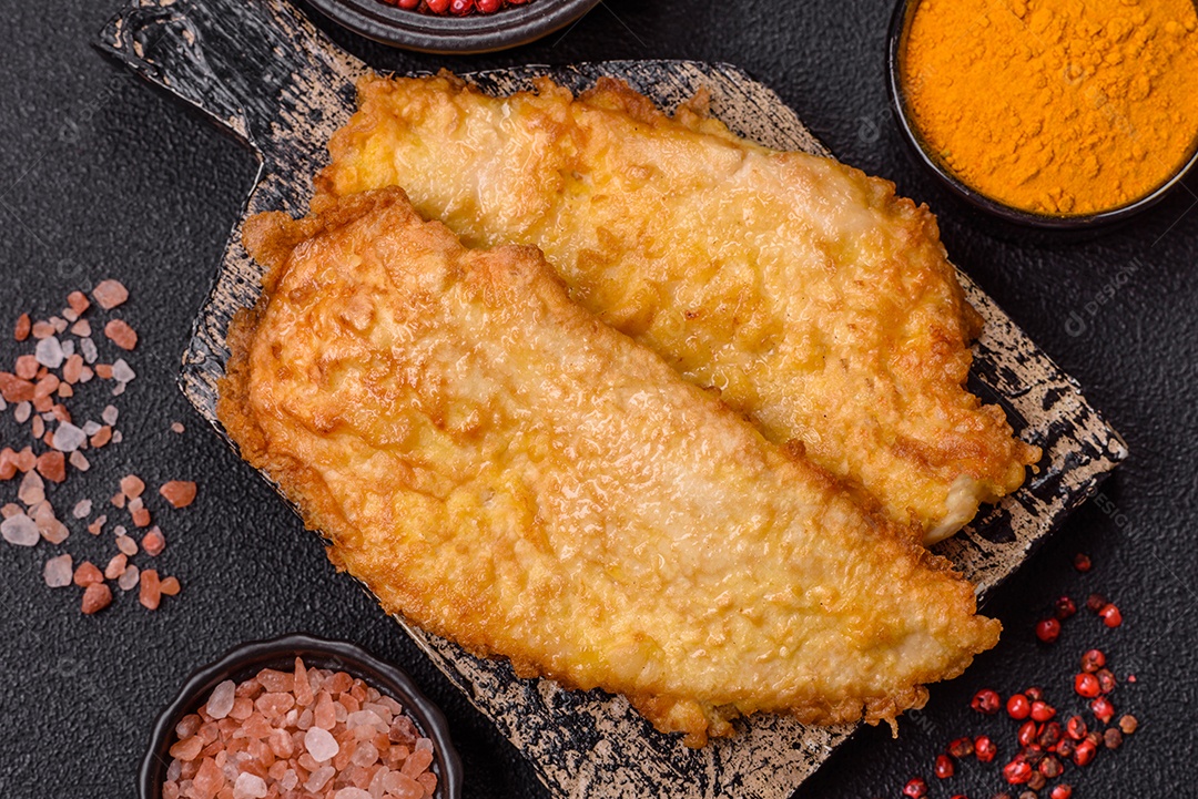 A imagem mostra dois pedaços de carne frita ou grelhada, que se assemelham a chuletas bovinas.