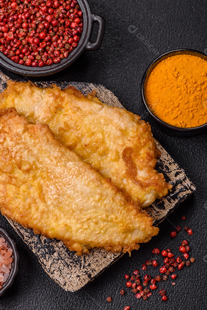 A imagem mostra dois pedaços de carne frita ou grelhada, que se assemelham a chuletas bovinas.