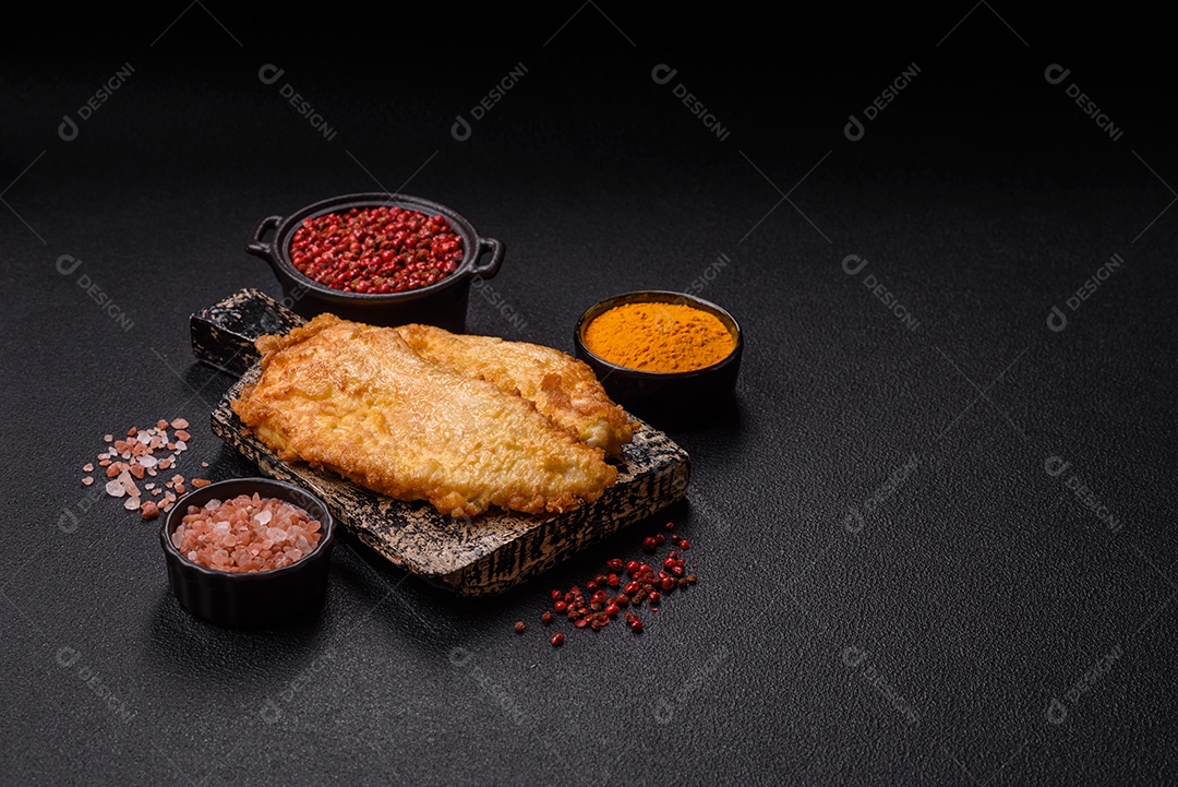 A imagem mostra dois pedaços de carne frita ou grelhada, que se assemelham a chuletas bovinas.