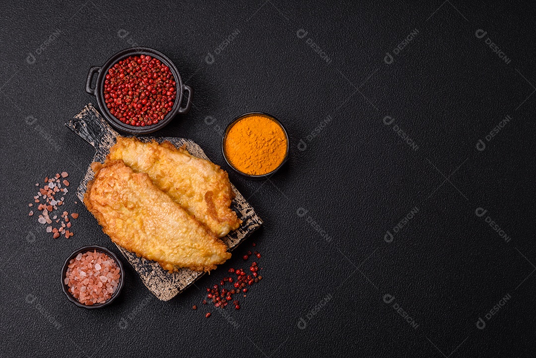 A imagem mostra dois pedaços de carne frita ou grelhada, que se assemelham a chuletas bovinas.