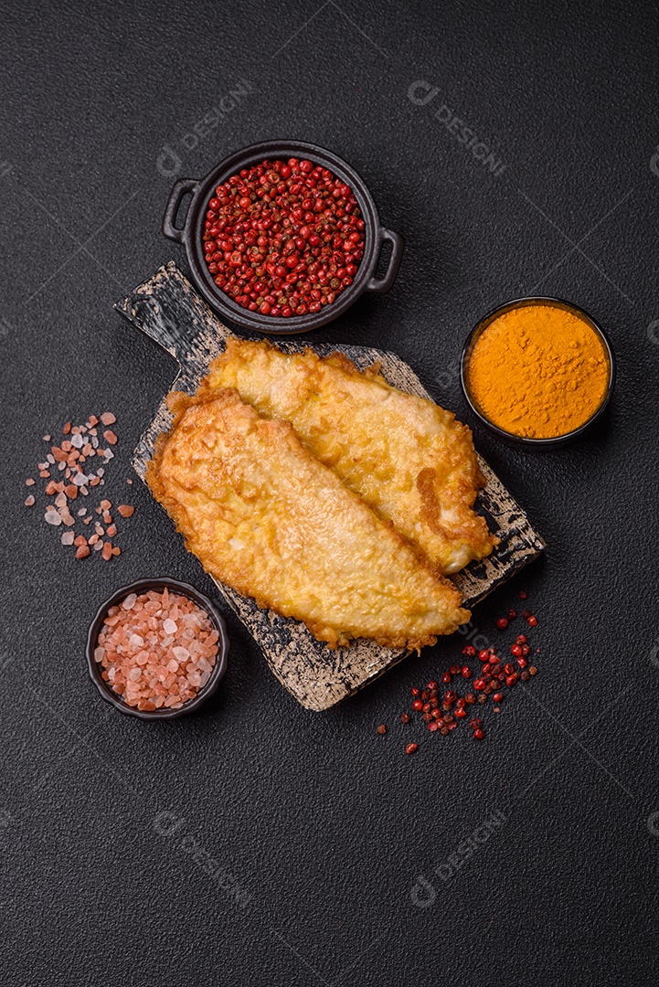 A imagem mostra dois pedaços de carne frita ou grelhada, que se assemelham a chuletas bovinas.