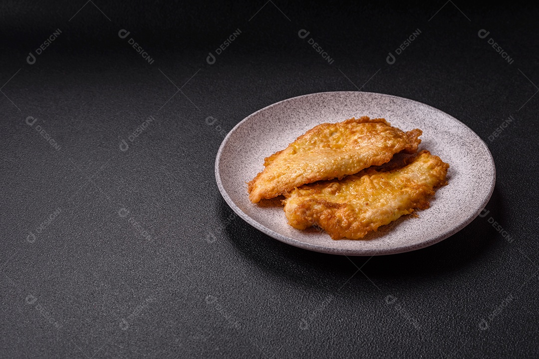 A imagem mostra dois pedaços de carne frita ou grelhada, que se assemelham a chuletas bovinas.