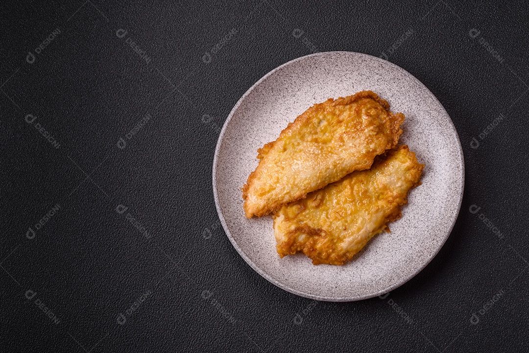 A imagem mostra dois pedaços de carne frita ou grelhada, que se assemelham a chuletas bovinas.