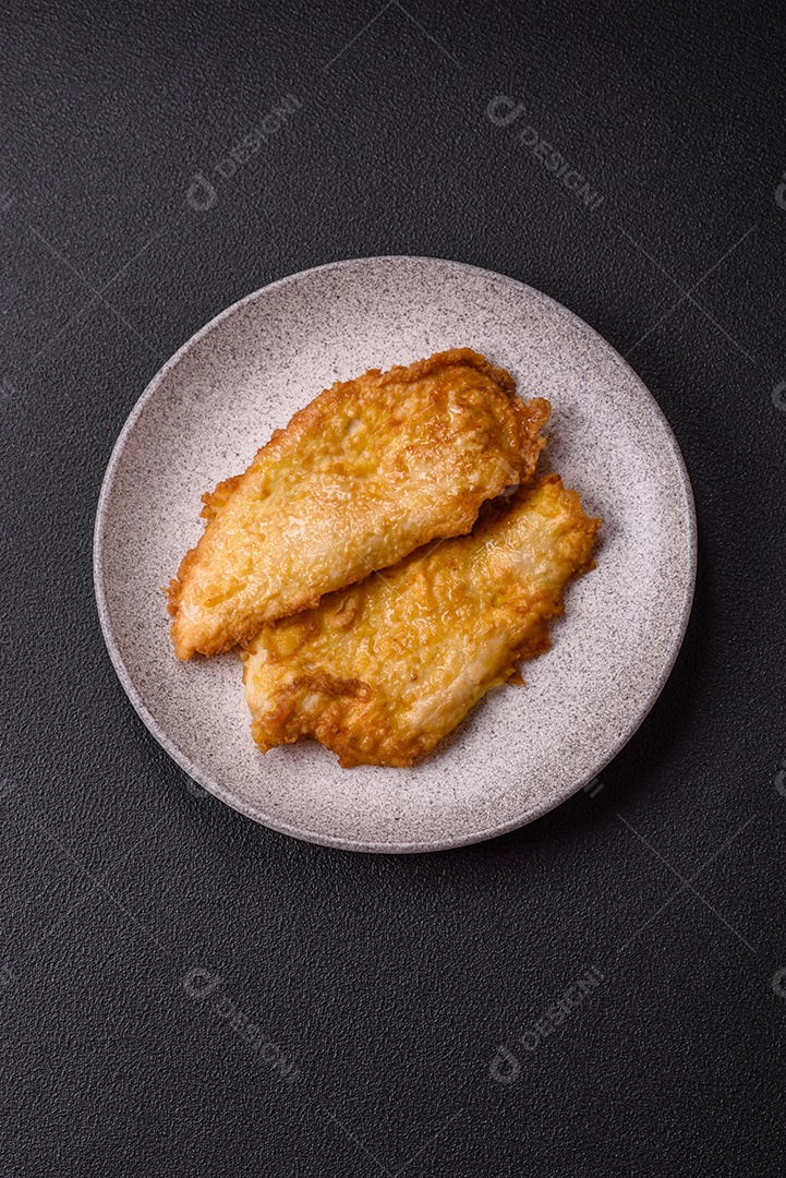 A imagem mostra dois pedaços de carne frita ou grelhada, que se assemelham a chuletas bovinas.