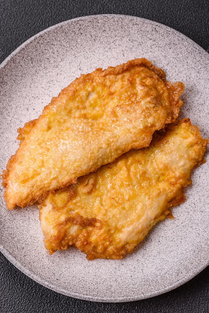 A imagem mostra dois pedaços de carne frita ou grelhada, que se assemelham a chuletas bovinas.