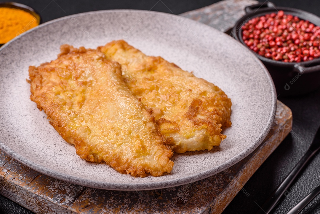 A imagem mostra dois pedaços de carne frita ou grelhada, que se assemelham a chuletas bovinas.