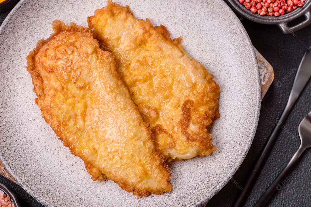 A imagem mostra dois pedaços de carne frita ou grelhada, que se assemelham a chuletas bovinas.