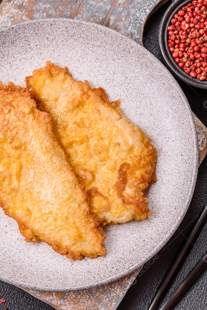 A imagem mostra dois pedaços de carne frita ou grelhada, que se assemelham a chuletas bovinas.