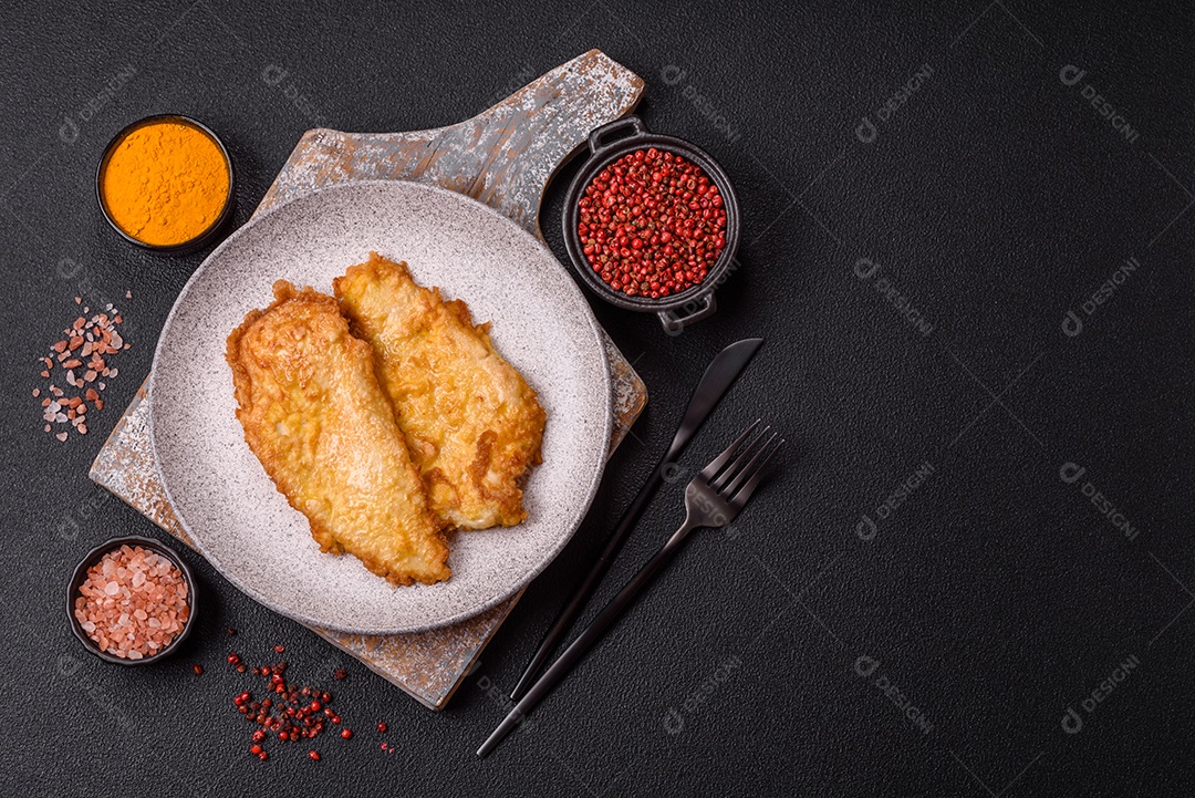 A imagem mostra dois pedaços de carne frita ou grelhada, que se assemelham a chuletas bovinas.