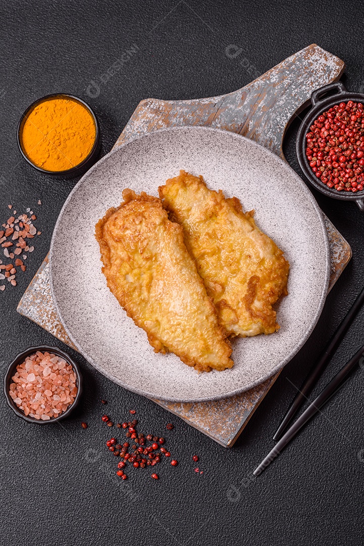 A imagem mostra dois pedaços de carne frita ou grelhada, que se assemelham a chuletas bovinas.