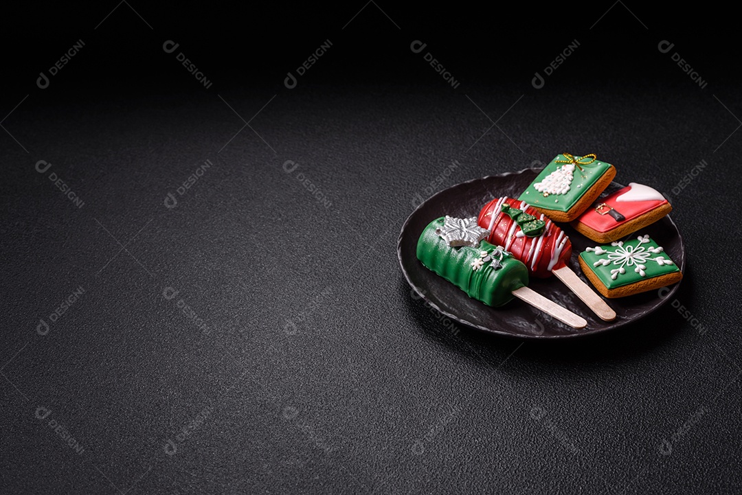 A imagem mostra biscoitos decorados com temática natalina, incluindo um biscoito em forma de picolé e outros em formato quadrado