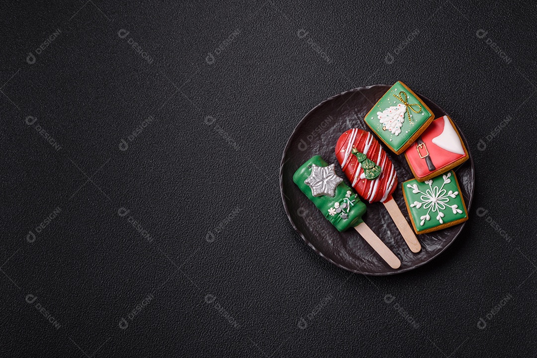 A imagem mostra biscoitos decorados com temática natalina, incluindo um biscoito em forma de picolé e outros em formato quadrado