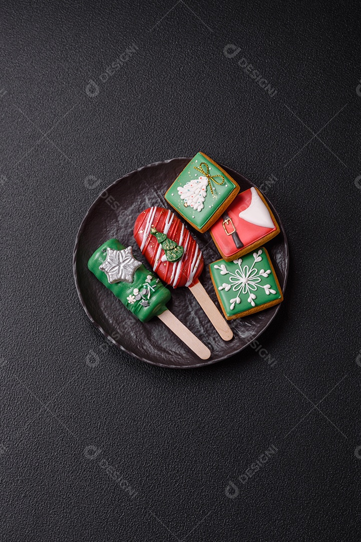 A imagem mostra biscoitos decorados com temática natalina, incluindo um biscoito em forma de picolé e outros em formato quadrado