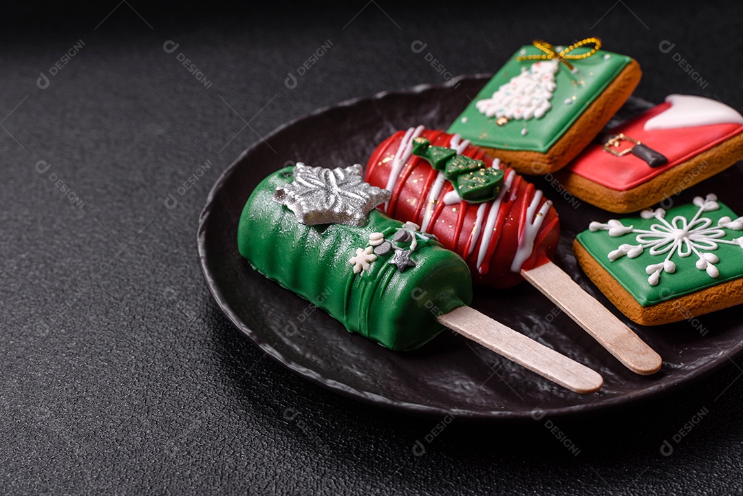 A imagem mostra biscoitos decorados com temática natalina, incluindo um biscoito em forma de picolé e outros em formato quadrado
