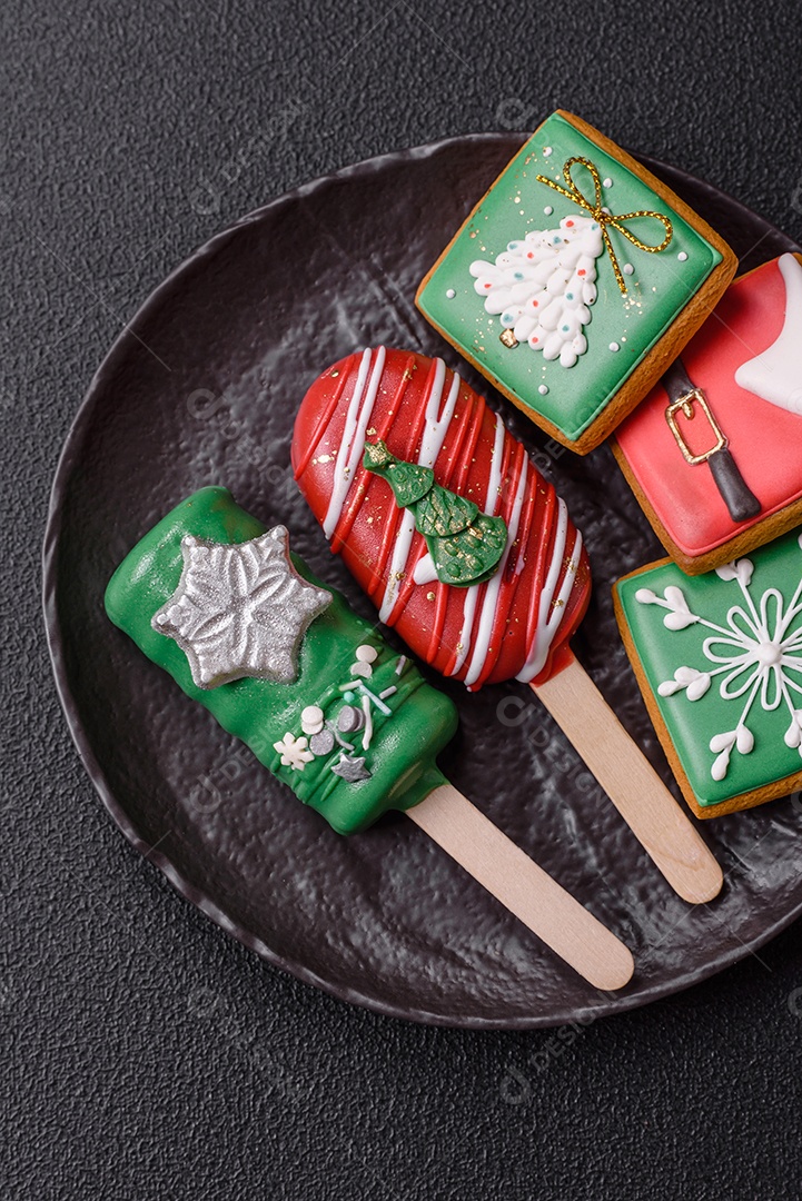 A imagem mostra biscoitos decorados com temática natalina, incluindo um biscoito em forma de picolé e outros em formato quadrado