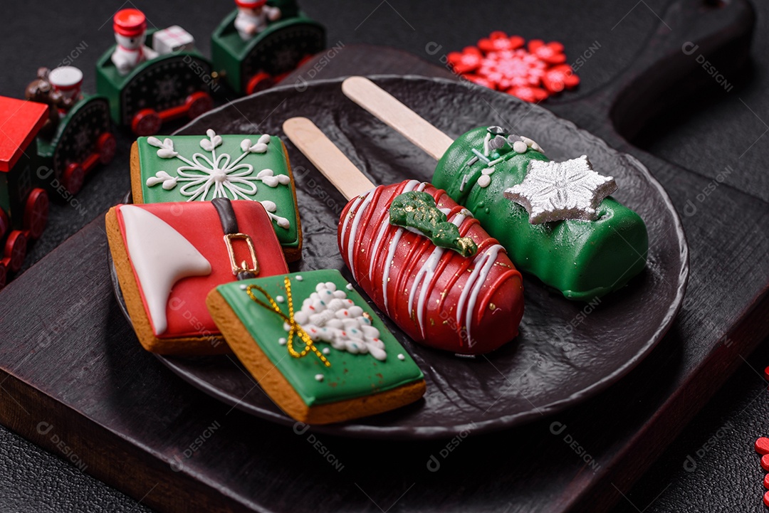 A imagem mostra biscoitos decorados com temática natalina, incluindo um biscoito em forma de picolé e outros em formato quadrado