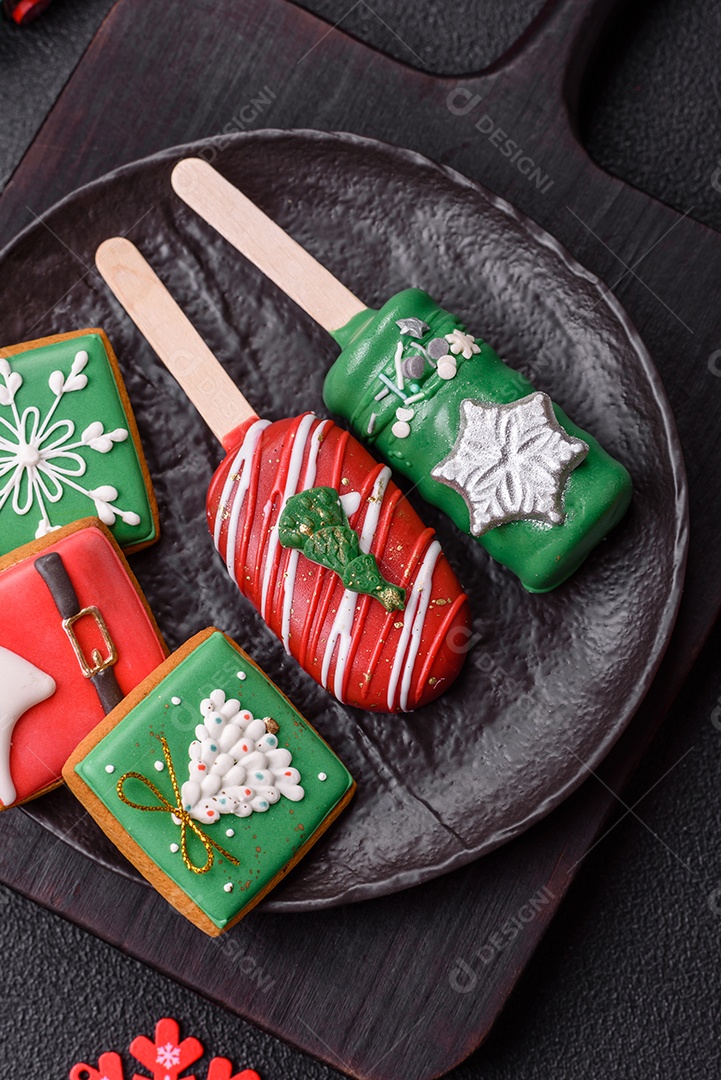 A imagem mostra uma variedade de doces e sobremesas com tema natalino