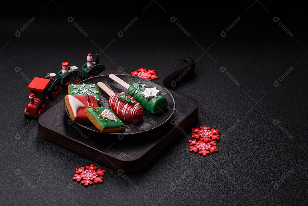 A imagem mostra biscoitos decorados com temática natalina, incluindo um biscoito em forma de picolé e outros em formato quadrado