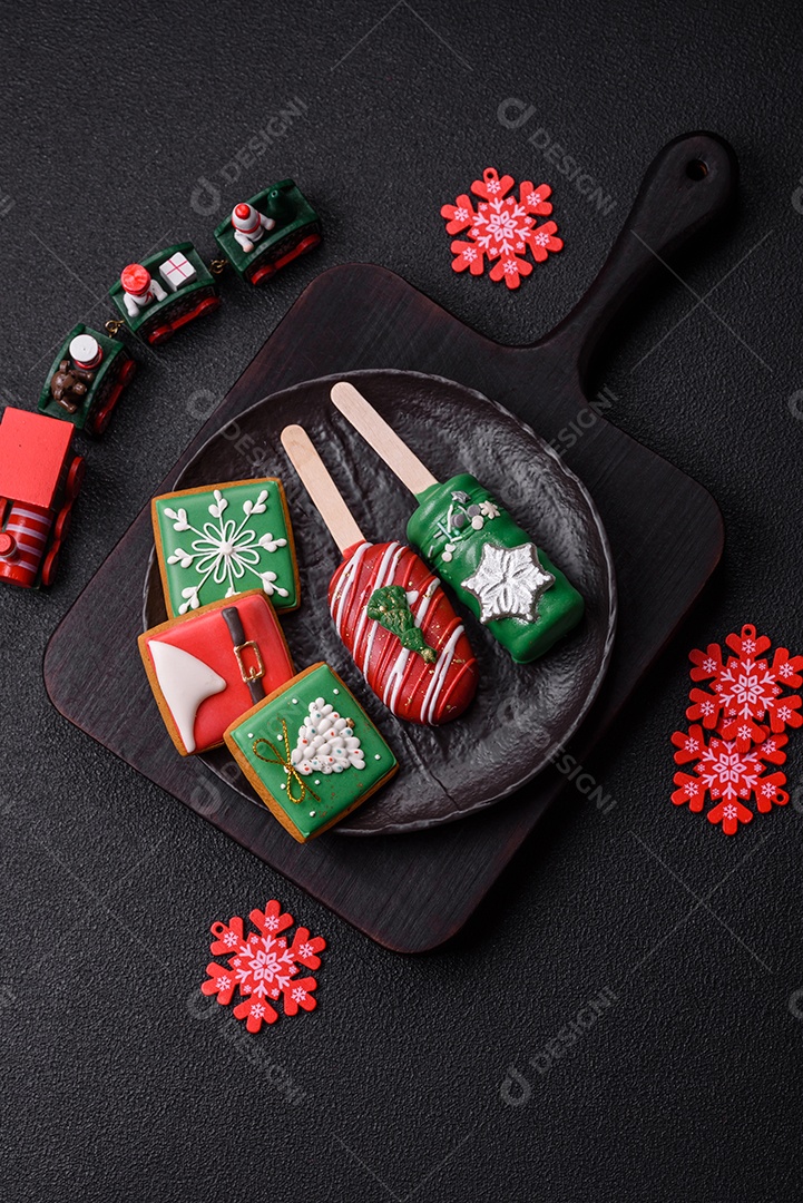 A imagem mostra biscoitos decorados com temática natalina, incluindo um biscoito em forma de picolé e outros em formato quadrado