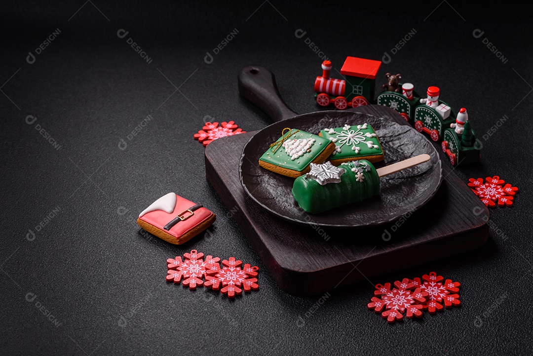 A imagem mostra biscoitos decorados com temática natalina, incluindo um biscoito em forma de picolé e outros em formato quadrado