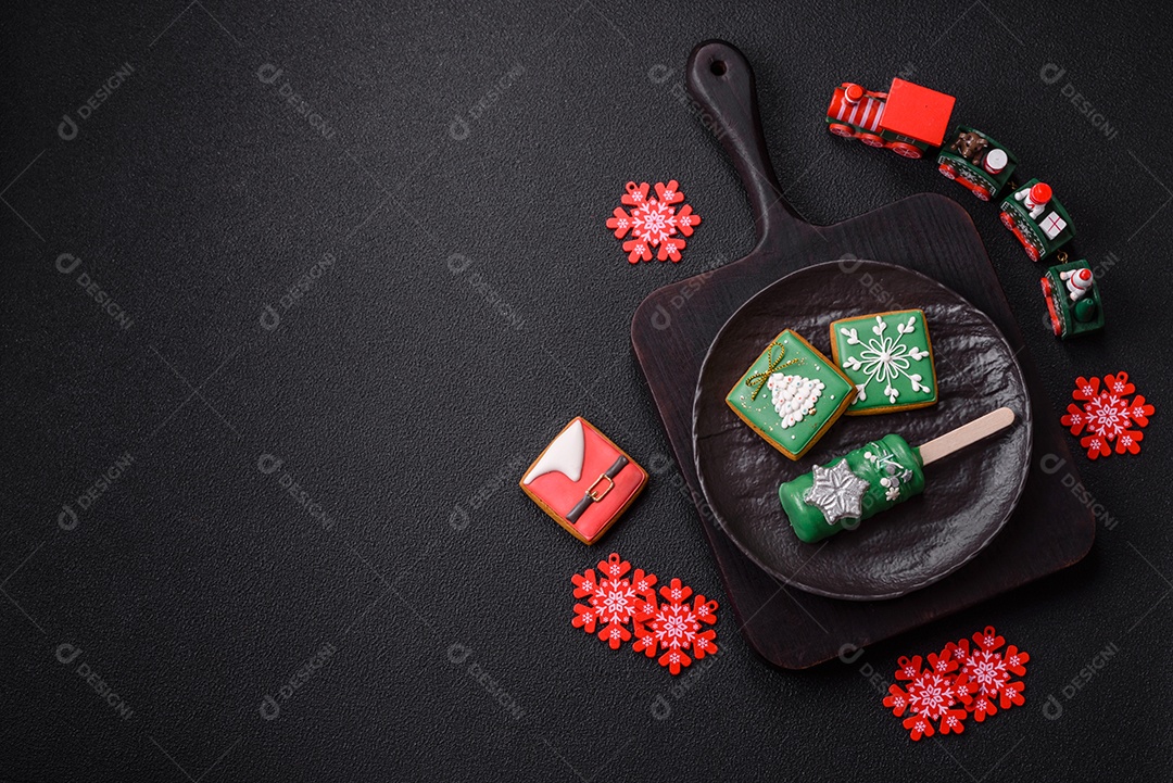 A imagem mostra biscoitos decorados com temática natalina, incluindo um biscoito em forma de picolé e outros em formato quadrado