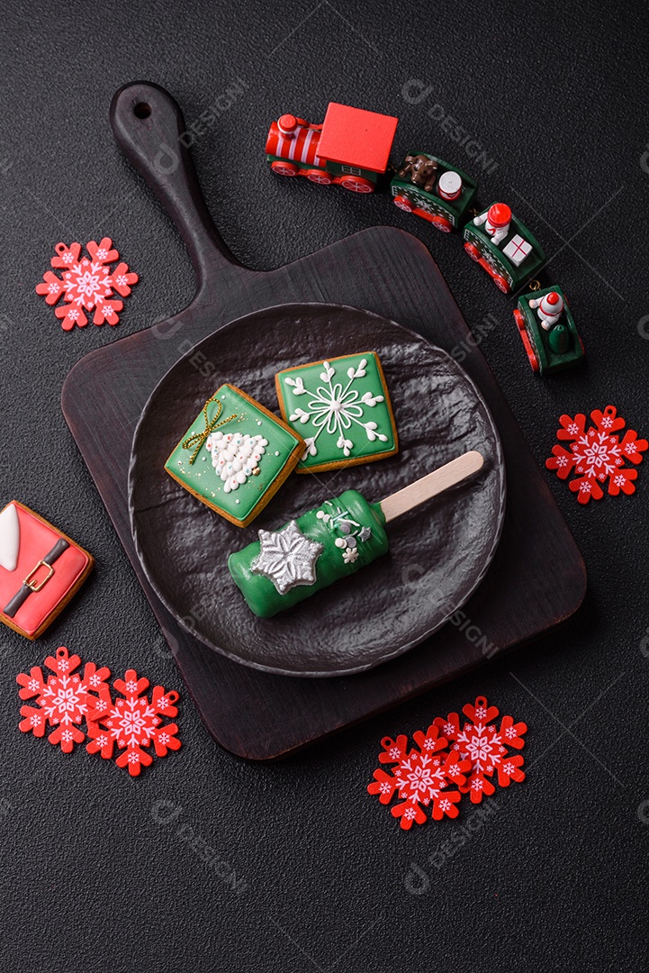 A imagem mostra biscoitos decorados com temática natalina, incluindo um biscoito em forma de picolé e outros em formato quadrado