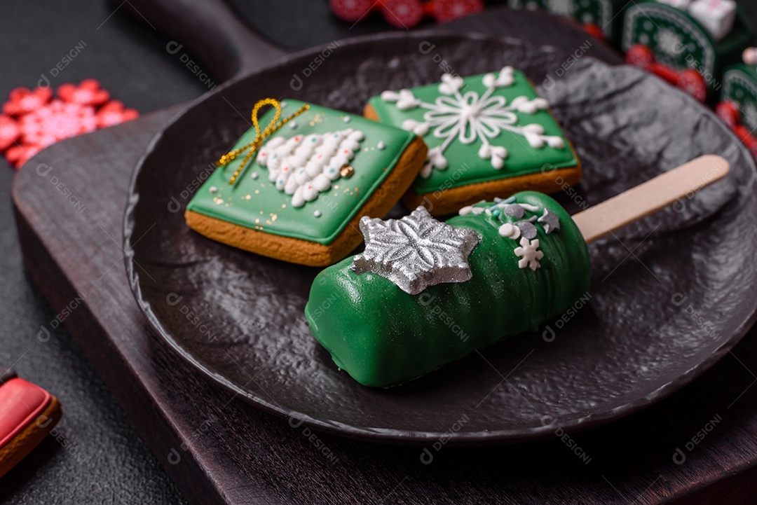 A imagem mostra biscoitos decorados com temática natalina, incluindo um biscoito em forma de picolé e outros em formato quadrado