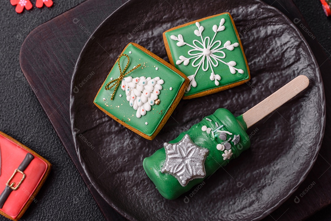 A imagem mostra uma variedade de doces e sobremesas com tema natalino