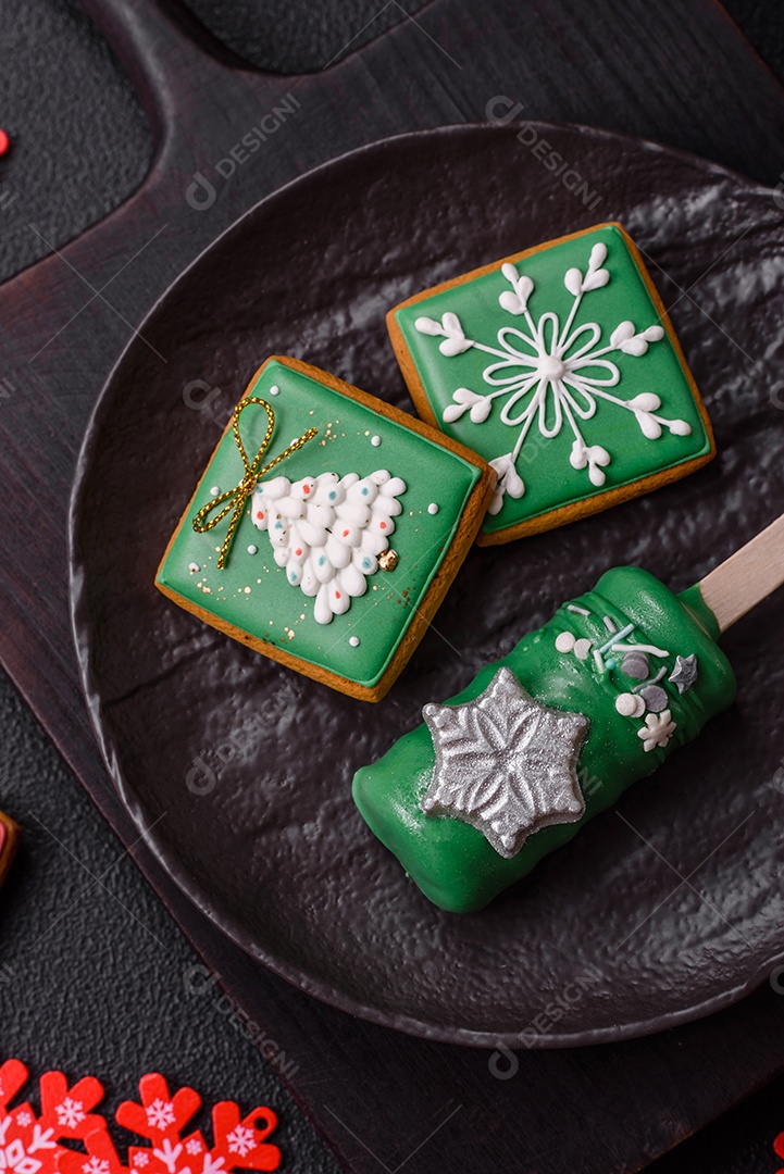 A imagem mostra um eclair decorado festivamente, possivelmente para o Natal