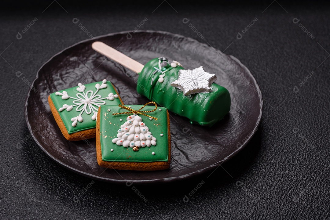 A imagem mostra um eclair decorado festivamente, possivelmente para o Natal